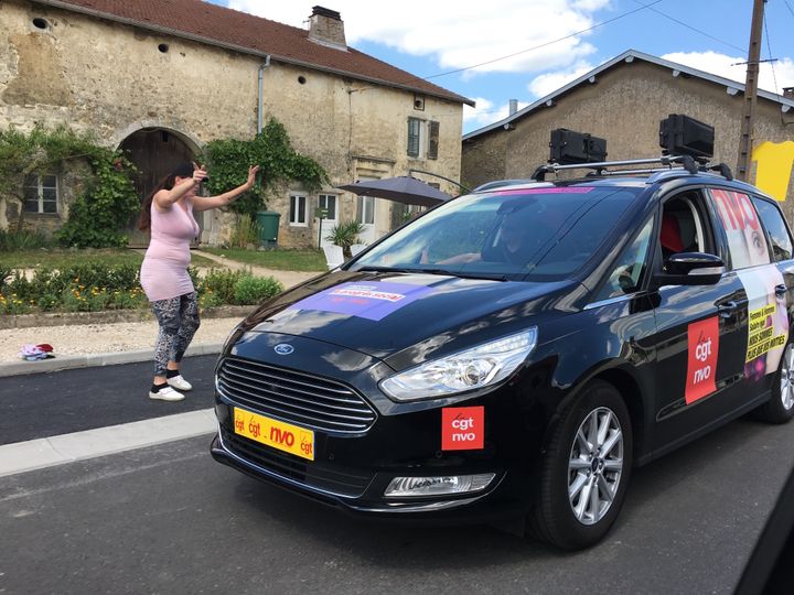 La voiture de la CGT&nbsp;lors de la quatrième étape entre Mondorf-les-Bains (Luxembourg) et Vittel (Vosges) du Tour de France, le 4 juillet 2017.&nbsp; (RAPHAEL GODET / FRANCEINFO)