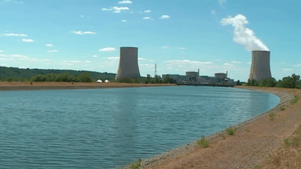 Les centrales nucléaires utilisent une importante quantité d'eau pour refroidir leurs circuits. Elles en rejettent le plus souvent une grande partie, mais ce n’est pas toujours le cas. (France 2)