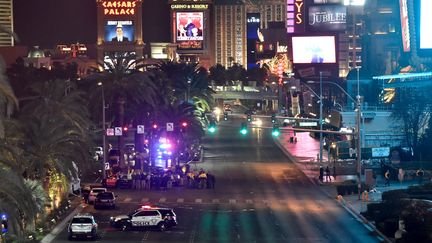 La police intervient sur la scène d'un accident ayant fait au moins un mort et de nombreux blessés, le 20 décembre 2015, à Las Vegas (Nevada). (DAVID BECKER / REUTERS)