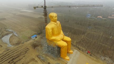 Vue aérienne de la statue en or de Mao Zedong, à Kaifeng en Chine, le 4 janvier 2016. (STRINGER / IMAGINECHINA / AFP)