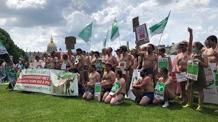 Manifestation des agriculteurs bio aux Invalides, à Paris, le 2 juin 2021. (OLIVIA CHANDIOUX / RADIO FRANCE)