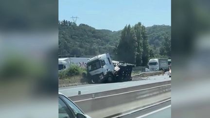 Un camion-citerne s'est renversé sur l'autoroute A7, mercredi 18 mai. Sa cuve contenait un solvant dangereux, ce qui a empêché la circulation et bloqué la route plusieurs heures (FRANCE 3)