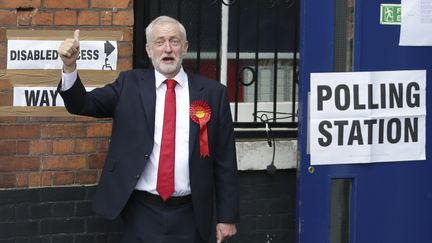 Le leader du Parti travailliste, Jeremy Corbyn, sort de son bureau de vote, lors des législatives britanniques, le 8 juin 2017.&nbsp; (DANIEL LEAL-OLIVAS / AFP)