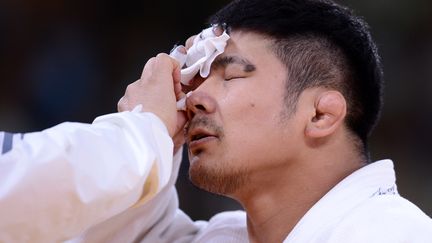 Le sud-cor&eacute;en Hwang Hee-Tae bless&eacute; lors de son combat en judo -100kg &nbsp;contre l'ukrainien Artem Bloshenko le 2 ao&ucirc;t aux JO de Londres.&nbsp; (FRANCK FIFE / AFP)