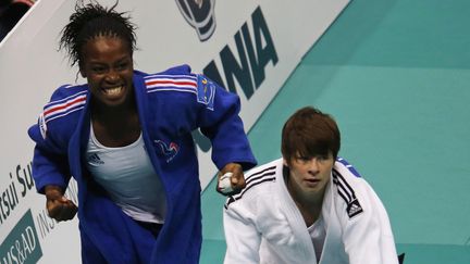 La Fran&ccedil;aise&nbsp;Gevrise Emane (en bleu) apr&egrave;s avoir remport&eacute; la m&eacute;daille de bronze au championnat du monde de judo, &agrave; Rio de Janeiro (Br&eacute;sil), le 29 ao&ucirc;t. (SERGIO MORAES / REUTERS)