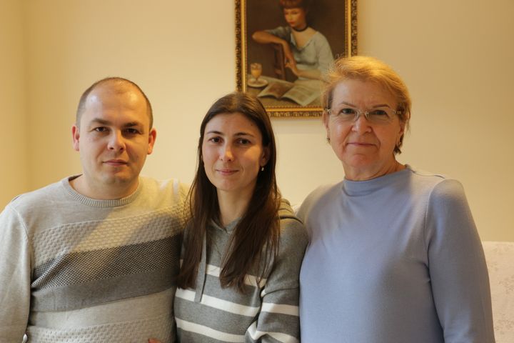 Halyna Boyarski (right) accompanied by Yanyna and Dima, Ukrainian family members whom she hosted for six months, on January 30, 2022 in Sutton (United Kingdom).  (VALENTINE PASQUESOONE / FRANCEINFO)