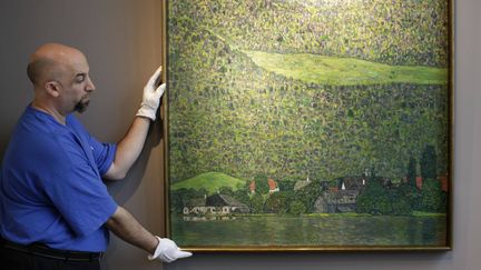 "Le Mont Litzl pr&egrave;s du lac Attersee", tableau vedette de la soir&eacute;e de vente aux ench&egrave;res d'automne de Sotheby's, mercredi 2 novembre 2011 &agrave; New York. (BRENDAN McDERMID / REUTERS)