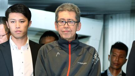 Masaaki Osaka, un fugitif japonais de 67 ans, le 7 juin 2017 à l'aéroport Haneda de Tokyo (Japon). (JIJI PRESS / AFP)