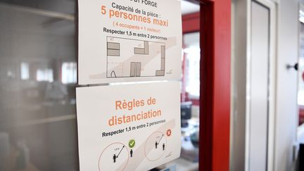 Les règles de distanciation sociale affichées à l'entrée d'une entreprise. (REMI DUGNE / MAXPPP)