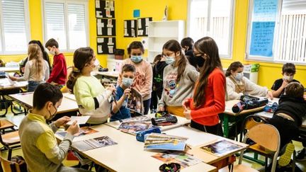 Des élèves de CE2, CM1 et CM2 participent à un atelier sur la presse&nbsp;à&nbsp;Saint-Estève (Pyrénées-Orientales), le 2 mars 2021. (JC MILHET / HANS LUCAS)