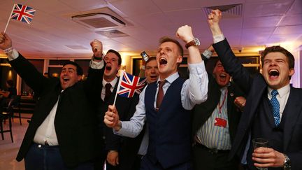 Des partisans du Brexit exultent à l'arrivée des résultats du référendum sur la sortie du Royaume-Uni de l'Union européenne, le 24 juin 2016 à Londres. (GEOFF CADDICK / AFP)