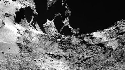 &nbsp; (Cette image de la caméra OSIRIS montre une partie d'une grande fracture qui traverse le cou de la comète © ESA/Rosetta/MPS for OSIRIS Team MPS/UPD/LAM/IAA/SSO/INTA/UPM/DASP/IDA)