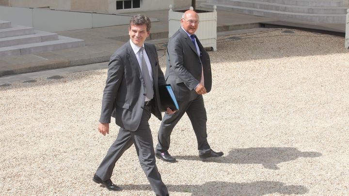 Arnaud Montebourg, le ministre du Redressement productif, et&nbsp;Michel Sapin, le ministre du Travail, quittent l'Elys&eacute;e (Paris), le 22 ao&ucirc;t 2012. ( MAXPPP)