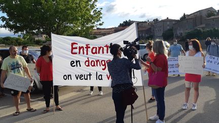 Une cinquantaine de parents ont manifesté lundi 2 septembre à&nbsp;Conques-sur-Orbiel (Aude) contre la pollution à l'arsenic.&nbsp; (STEPHANE IGLESIS / RADIO FRANCE)