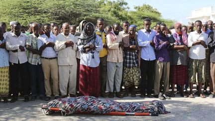 Proches et amis du journaliste Mohamed Mohamud Timacade, en prière, à ses funérailles. Il avait été abattu par des hommes armés à Mogadiscio, le 27 octobre 2013.