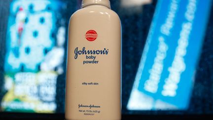 Une bouteille de poudre au talc commercialisée par la marque Johnson &amp; Johnson, en février 2016. (SHANNON STAPLETON / REUTERS)