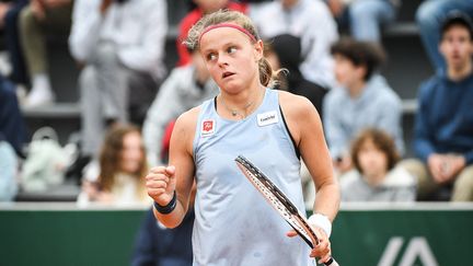 Alice Robbe lors du deuxième tour des qualifications à Roland-Garros, le 24 mai 2023. (MATTHIEU MIRVILLE / AFP)