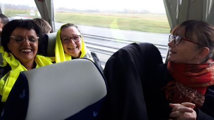 Sabine (gauche), Marie-Ange et Rachida dans la bus qui les conduit de Lille à Paris où est organisé le rassemblement des "gilets jaunes" samedi 24 novembre. (BENJAMIN ILLY / FRANCE-INFO)