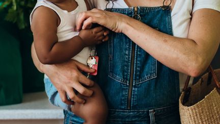 La recherche des origines d’enfants adoptés est devenue un véritable business (image d’illustration). (LOUISE BEAUMONT / GETTY)