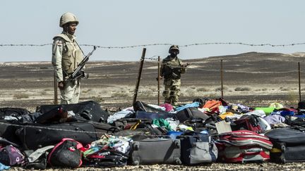 Des militaires égyptiens surveillent des bagages des victimes du crash&nbsp;de l'Airbus A321 de la compagnie russe Metrojet sur le site de&nbsp;Wadi El-Zolmat, dans le Sinaï (Egypte), le 1er novembre 2015. (KHALED DESOUKI / AFP)