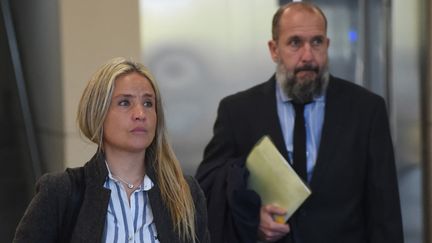 Natacha Romano et Mauricio Cardello, les avocats d'une Argentine qui accuse deux rugbymen français de viols, sortent d'une audience au tribunal pénal de Mendoza, en Argentine, le 8 août 2024. (ANDRES LARROVERE / AFP)