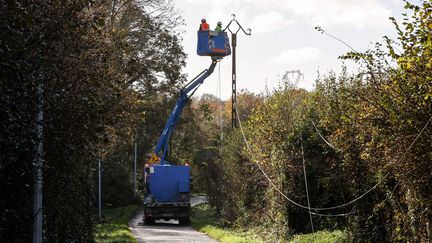 Des techniciens d'Enedis interviennent sur des lignes électriques endommagées par la tempête Ciaran, à Ergué-Gabéric (Finistère), le 7 novembre 2023. (MARIE SEBIRE / MAXPPP)