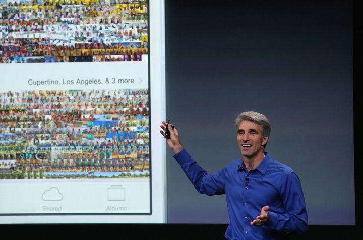 Craig Federighi,&nbsp;vice-pr&eacute;sident senior de l'ing&eacute;nierie logicielle chez Apple, pr&eacute;sente l'iOS 7 &agrave; Cupertino (Californie, Etats-Unis), le 10 septembre 2013. (JUSTIN SULLIVAN / GETTY IMAGES NORTH AMERICA)