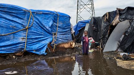 Le Mali est souvent victime d'inondations meurtrières dues à de fortes pluies. L'urbanisation anarchique et le manque de structures adaptées dans les quartiers populaires, accentuent l'impact de ces pluies diluviennes. A Niamakoro, au sud de la capitale, "les caniveaux, très étroits et encrassés, ne parviennent pas à absorber les torrents d’eau, qui font déborder les marigots", explique Jeune Afrique. A Bamako et dans ses alentours, des milliers de personnes se sont retrouvées sans maison. Seize ont été emportées par les inondations. (MICHELE CATTANI / AFP)