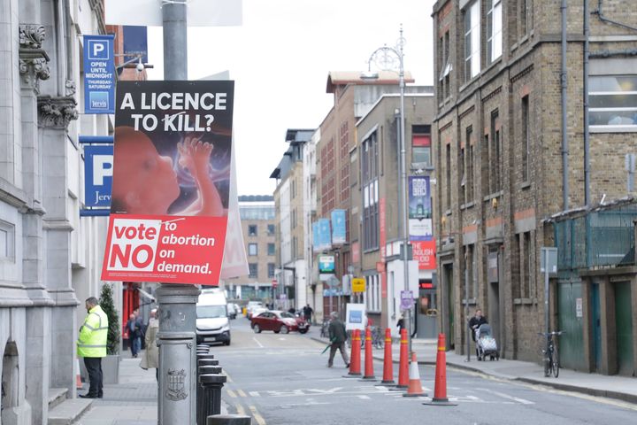 Une affiche de campagne pour le "non" à l'avortement à Dublin, le 1er mai 2018. (ELISE LAMBERT/FRANCEINFO)