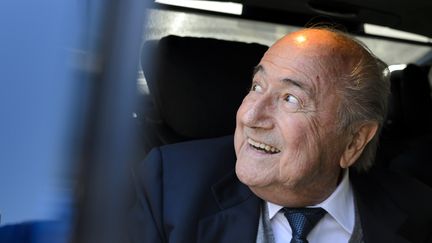 Le président démissionnaire de la Fifa, Joseph Blatter, quitte le Tribunal arbitral du sport à Lausanne (Suisse), le 29 avril 2016. (FABRICE COFFRINI / AFP)