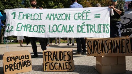 Lors d'une manifestation de divers collectifs contre l'implantation d'entrpots Amazon en Alsace, à Colmar le 30 septembre. (VANESSA MEYER / MAXPPP)