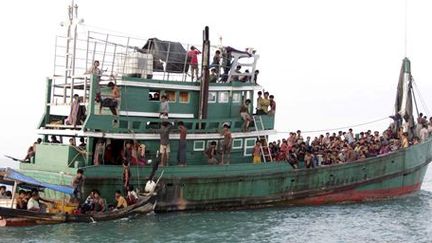 Bateau de pêche transportant des migrants clandestins au large de la pointe nord de l'île indonésienne de Sumatra, le 20 mai 2015.
 (REUTERS - Syifa - Antara Foto)