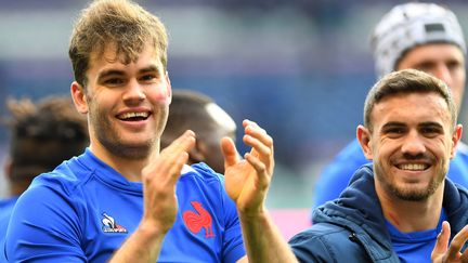 L'ailier des Bleus, Damian Penaud, au côté de l'arrière du XV de France Melvyn Jaminet, le 26 février 2022. (ANDY BUCHANAN / AFP)