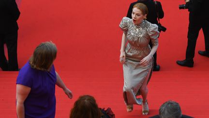 L'actrice britannique&nbsp;Emily Beecham se précipite pour entrer dans le palais des Festivals. Elle remporte le prix d'interprétation pour son rôle dans Little Joe de&nbsp;Jessica Hausner. (ANTONIN THUILLIER / AFP)