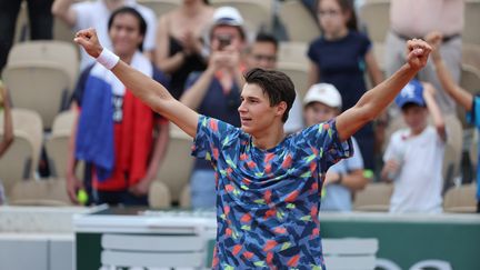 Le Français Gabriel Debru&nbsp;savoure sa victoire lors du&nbsp;tournoi juniors de Roland-Garros, le 4 juin 2022, à Paris. (LP / ARNAUD JOURNOIS / MAXPPP)