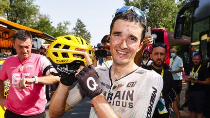 Pello Bilbao montre le slogan "Ride for Gino" à l'issue de sa victoire lors de la 11e étape du Tour de France, le 11 juillet 2023. (AFP)