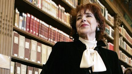 L'&eacute;crivaine alg&eacute;rienne Assia Djebar pose &agrave; l'Acad&eacute;mie fran&ccedil;aise, le 22 juin 2006, &agrave; Paris. (OLIVIER LABAN-MATTEI / AFP)