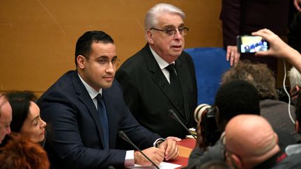 L'ex-collaborateur de l'Elysée Alexandre Benalla lors de sa seconde audition par la commission d'enquête du Sénat, au côté du sénateur Jean-Pierre Sueur, le 21 janvier 2019. (ALAIN JOCARD / AFP)