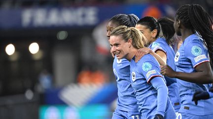 Les Bleues célèbrent l'ouverture du score d'Amandine Henry face à l'Autriche en Ligue des nations, le 1er décembre 2023, à Rennes. (DAMIEN MEYER / AFP)