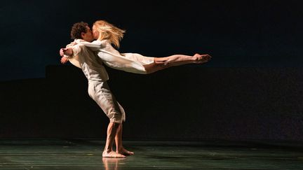 Eleonora Abbagnato et Stéphane Bullion lors des répétitions du ballet "Le Parc" d'Angelin Preljocaj à l'Opéra Garnier.&nbsp; (YONATHAN KELLERMAN)