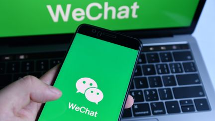 L'application WeChat sur un smartphone et sur un ordinateur. (SOPA IMAGES / LIGHTROCKET via GETTYIMAGES)