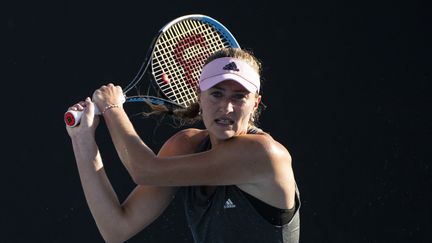 Kristina Mladenovic à l'entraînement à Melbourne le 11 janvier, avant l'Open d'Australie 2022. (MIKE FREY / AFP)