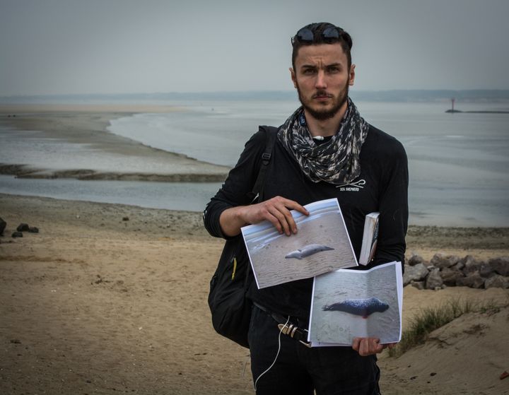 Jean Bottequin, militant de l'association Sea Shepherd, à quelques mètres du lieu de la découverte des deux phoques au Touquet (Pas-de-Calais), le 25 mai 2018. (MATHILDE GOUPIL / FRANCEINFO)