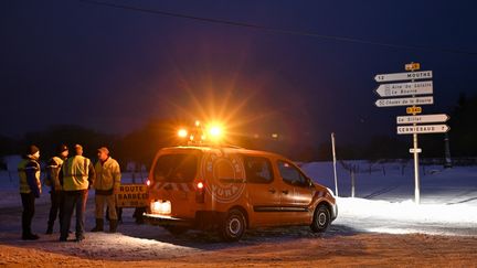 L'avion s'est&nbsp;écrasé dans une zone difficile d'accès. Les autorités ont bouclé un large secteur&nbsp;le temps des recherches. (FABRICE COFFRINI / AFP)