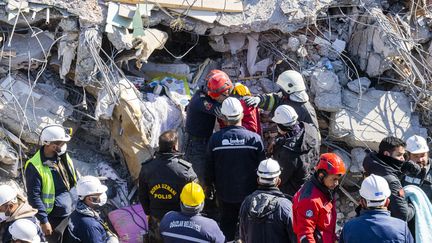 Des secouristes sortent des décombres un petit garçon de sept ans, à Adiyaman, en Turquie, le 12 février 2023. (AYTAC UNAL / ANADOLU AGENCY / AFP)