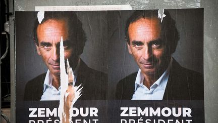 Des affiches "Zemmour président" placardées à Paris et photographiées le 29 juin&nbsp;2021. (LUDOVIC MARIN / AFP)