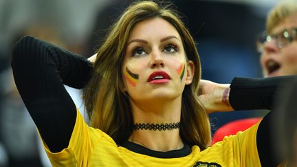 Une supportrice belge assiste au match France-Belgique, le 10 juillet 2018, à Saint-Pétersbourg (Russie). (DYLAN MARTINEZ / REUTERS)