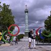 Les logos des Jeux olympiques et des Jeux paralympiques (à droite) sur la place de la Bastille, à Paris, le 23 juillet 2024. (ALEXANDRE MARCHI / MAXPPP)