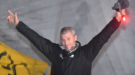 Le skipper Sébastien Destremau a franchi la ligne d'arrivée du Vendée Globe, samedi 11 mars&nbsp;à 1h40, au large des Sables d'Olonne (Vendée). (JEAN-FRANCOIS MONIER / AFP)