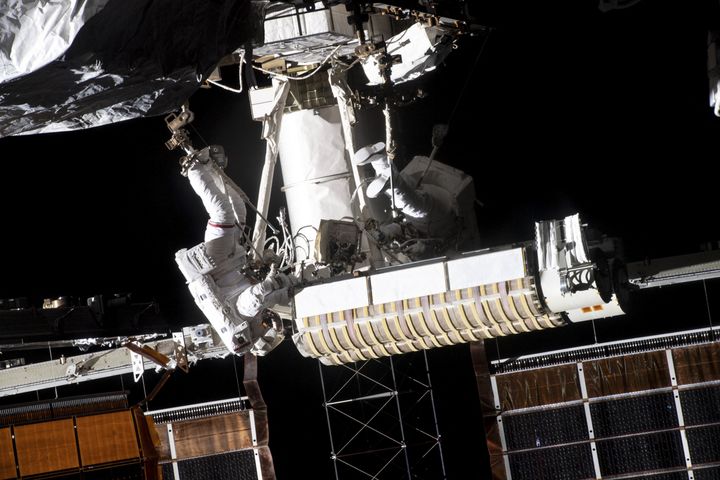 Cette photo de la NASA&nbsp;datant du&nbsp;20 juin 2021 montre l'astronaute français Thomas Pesquet de l'ESA (à gauche),&nbsp;attaché à un repose-pieds portable articulé à l'extrémité du bras robotique Canadarm2&nbsp;transportant de nouveaux panneaux solaires déployés vers l'espace international, à côté de l'astronaute américain, Shane Kimbrough le 16 juin 2021. (HANDOUT / NASA / AFP)